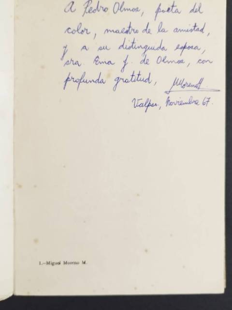 Es una dedicatoria escrita a mano en una página de un libro, dirigida a Pedro Olmos.