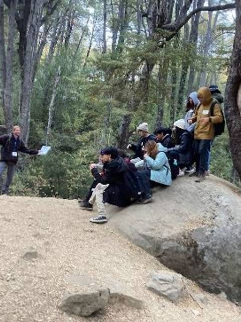 Un grupo de personas escucha a un guía en un entorno natural.