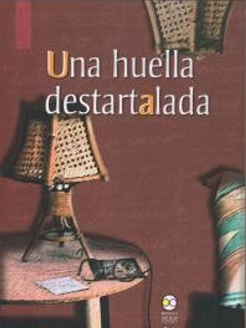 La imagen muestra la portada de un libro titulado 'Una huella destartalada' de José Kozer, con un fondo de color marrón y elementos decorativos.