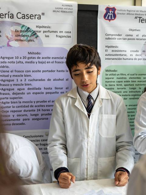 Un estudiante presenta un proyecto de perfumería casera en una exposición escolar.
