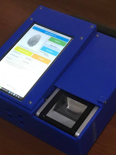 Dispositivo electrónico de color azul con pantalla táctil utilizado para la captura de huellas dactilares.