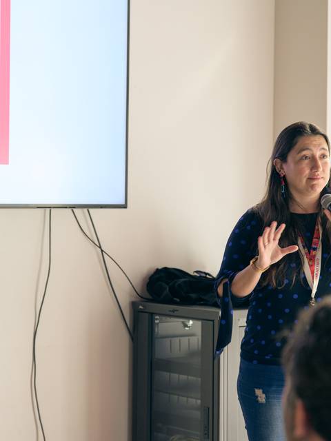 Una mujer presenta un discurso sobre la informática en un evento.