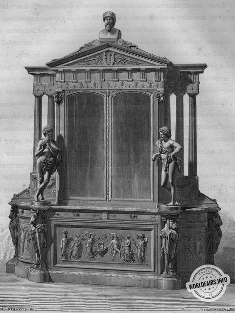 Una vitrina decorada con esculturas y un busto en la parte superior.