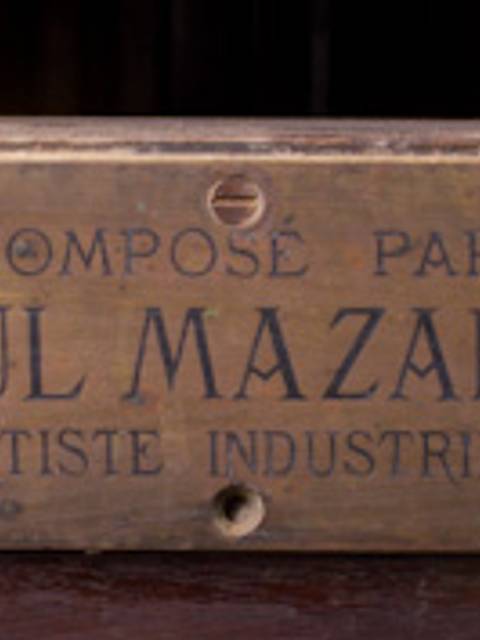 Placa de bronce con información sobre Paul Mazaroz, un artista industrial de la exposición de 1873 en Viennes, Francia.
