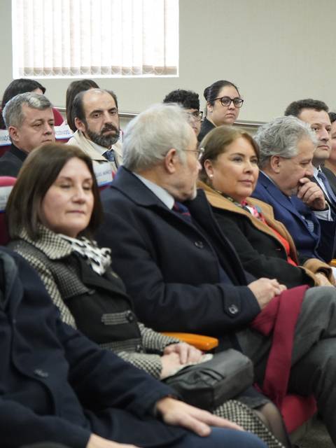 Un grupo de personas sentadas en un auditorio durante un evento.