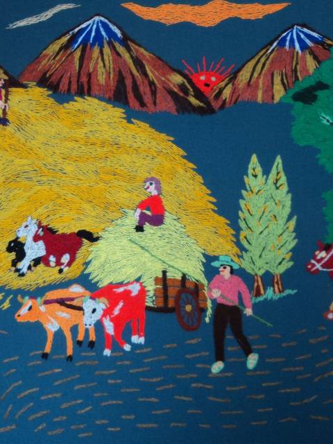 Una escena rural con personas trabajando en el campo, recogiendo heno y cuidando ganado bajo un paisaje montañoso.