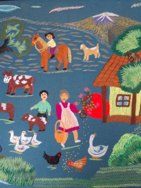 Una escena campestre con personas trabajando, animales y una casa rural.