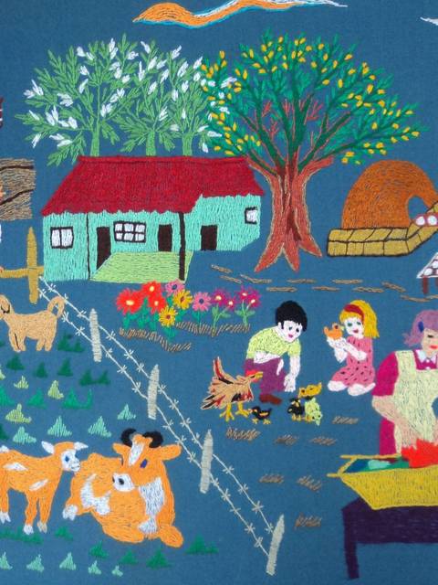 Una colorida escena campestre que muestra la vida en una granja con animales y personas trabajando.