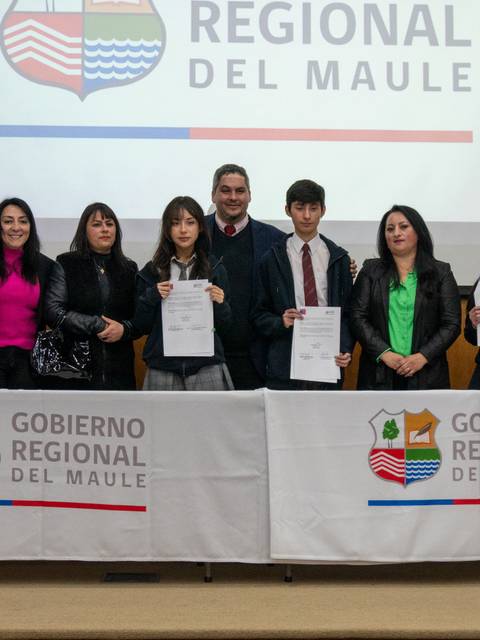 Un grupo de personas sostiene certificados en un evento oficial del Gobierno Regional del Maule.