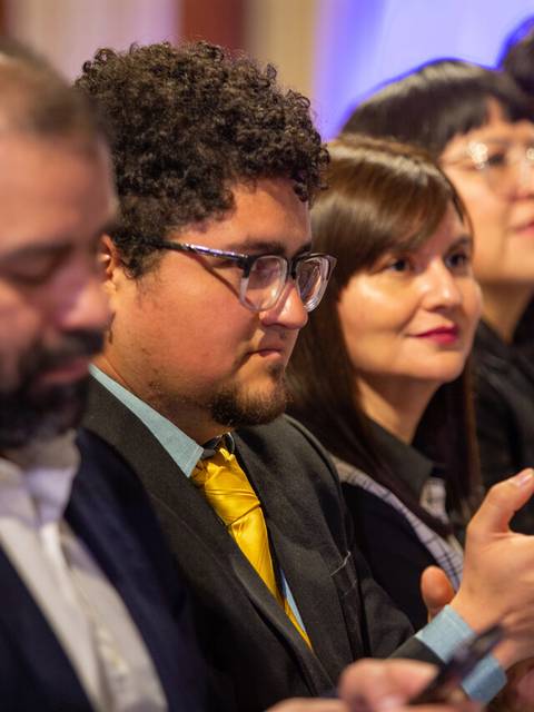 Un grupo de personas aplaudiendo en un evento.