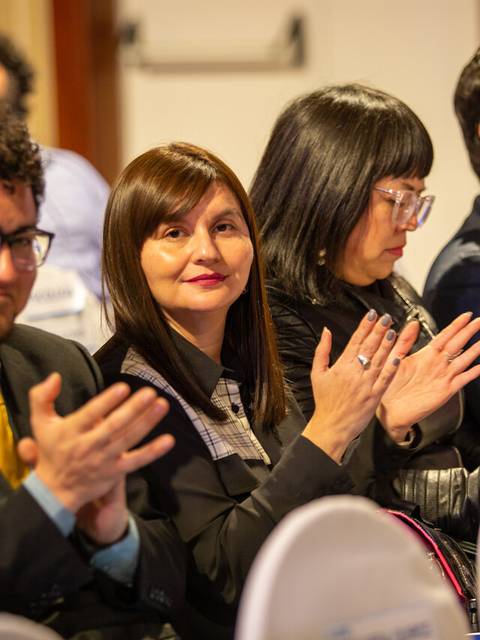 Un grupo de personas aplaudiendo en un evento.