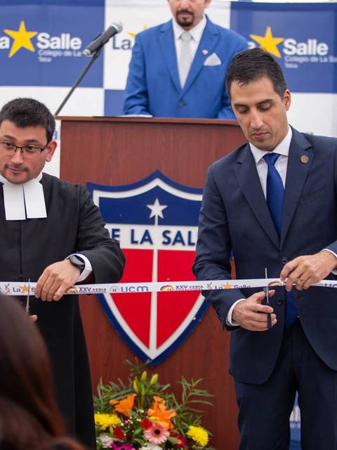 Inauguración de un evento en La Salle con la presencia de autoridades y un corte de cinta.