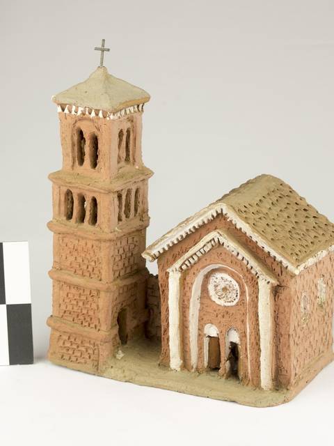 Es una maqueta de una iglesia de estilo arquitectónico antiguo con un campanario.
