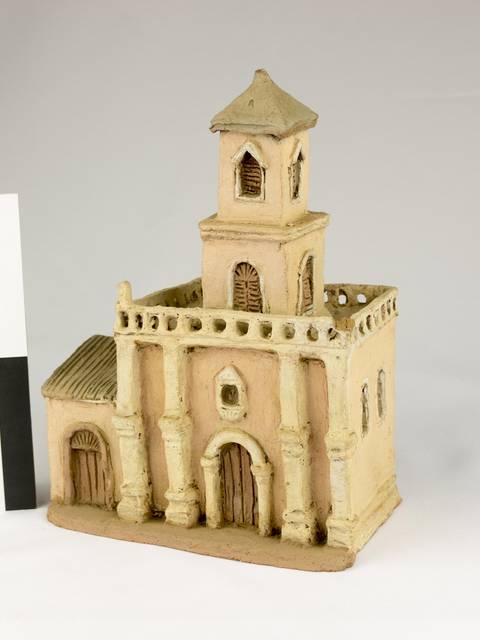 La imagen muestra una maqueta de una iglesia de estilo arquitectónico tradicional.