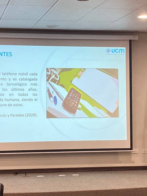 Una presentación sobre la influencia del teléfono móvil en la educación y la tecnología moderna.