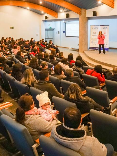 Una conferencia con una gran audiencia en un auditorio.