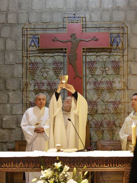 Una ceremonia religiosa en la que un sacerdote sostiene un cáliz durante una misa.