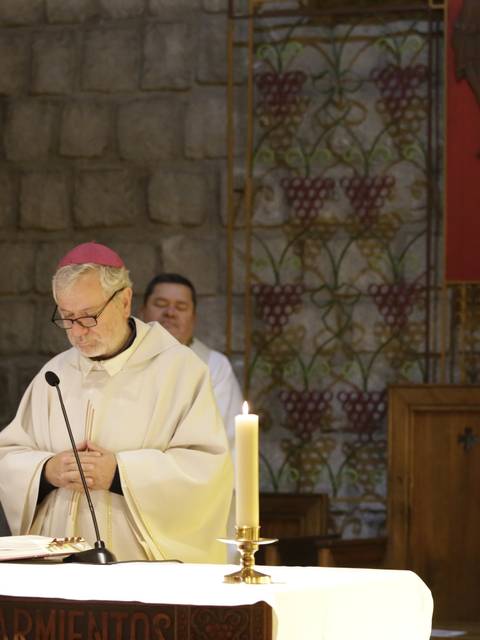 Un grupo de clérigos realizando una ceremonia religiosa en un altar.