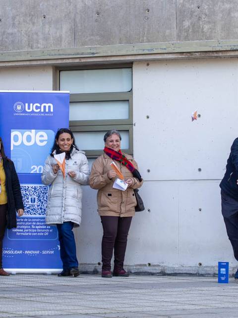 Un grupo de personas observan a un hombre lanzar un objeto mientras están en un evento al aire libre.