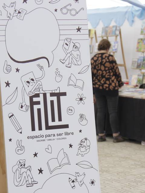 Una feria del libro con un cartel que promueve un espacio para ser libre.