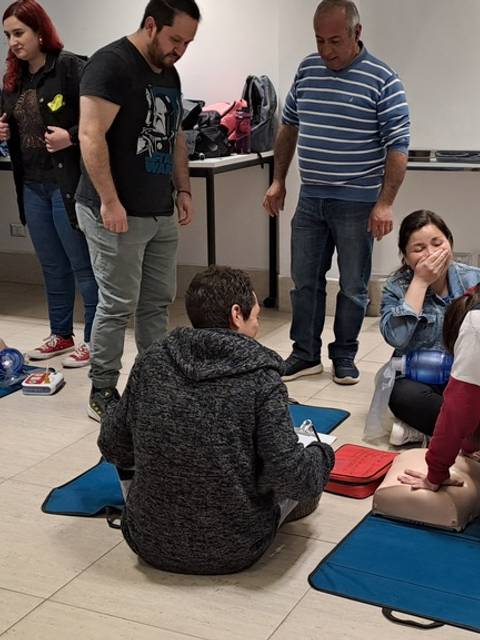 Un grupo de personas participa en una sesión de formación en primeros auxilios.