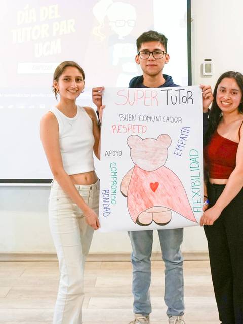 Tres jóvenes sostienen un cartel que celebra el Día del Tutor con un dibujo de un oso y palabras que destacan características positivas de un buen tutor.