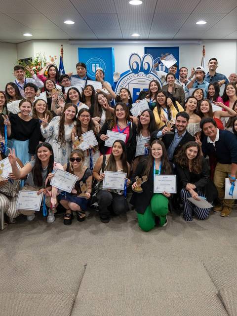 Grupo de personas posando con certificados en un evento institucional.