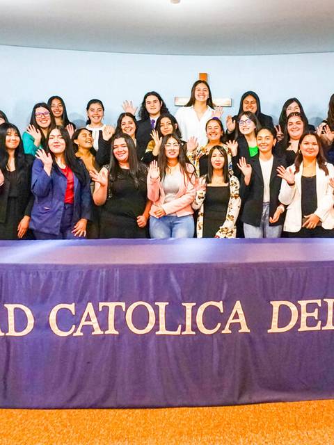 Un grupo de estudiantes sonrientes en un evento en la Universidad Católica del Maule.