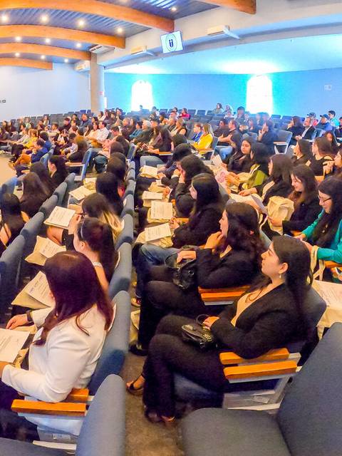 Un salón lleno de personas escuchando una conferencia en la universidad.