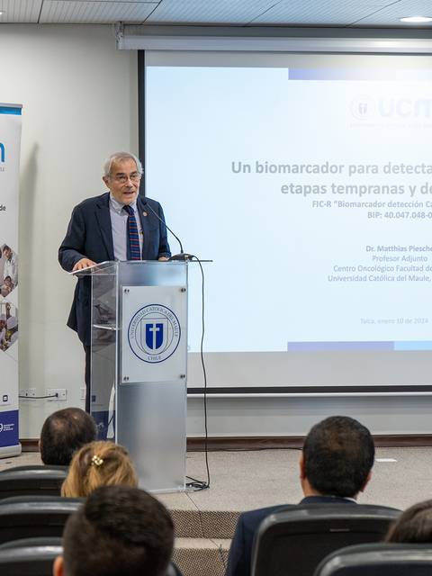 Un profesor presenta un proyecto sobre un biomarcador para la detección temprana del cáncer gástrico.