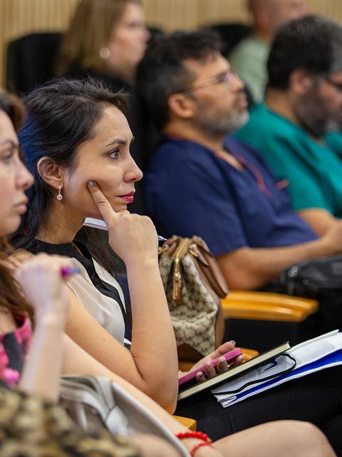 Un grupo de personas escuchando atentamente en un evento o conferencia.