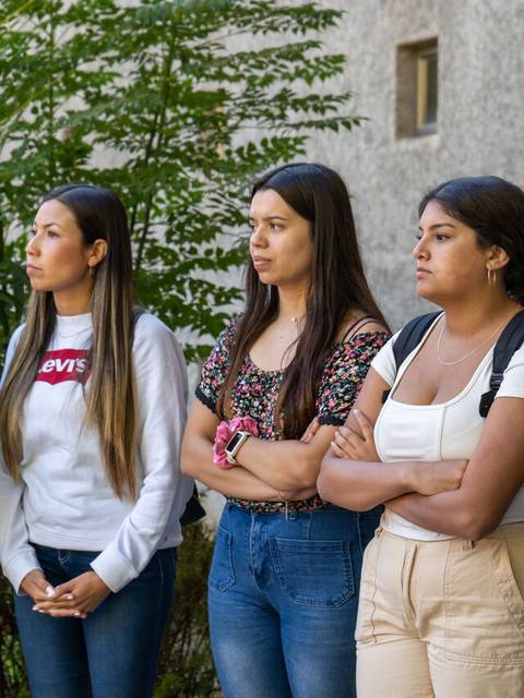 Un grupo de mujeres jóvenes observa atentamente en un entorno natural.