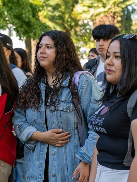 Un grupo de jóvenes conversando en un parque.