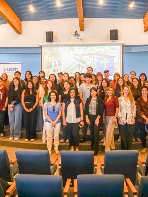 Grupo de personas posando juntas en un evento académico.