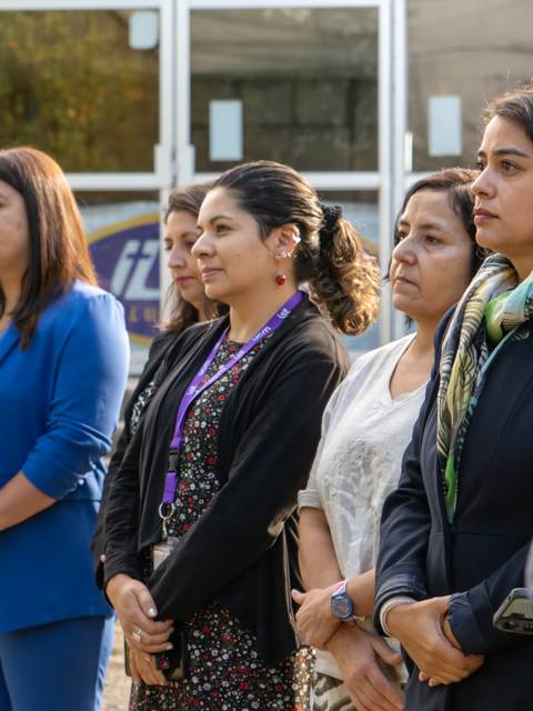 Un grupo de personas asistentes a un evento observando atentamente.