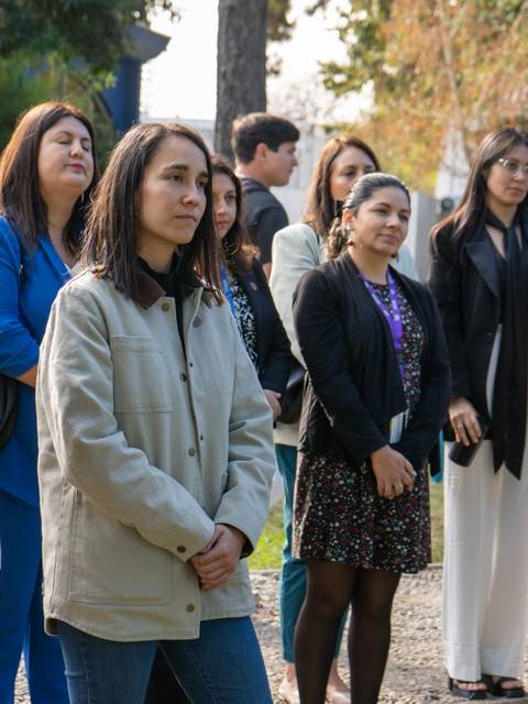 Un grupo de personas observa atentamente en un entorno al aire libre.