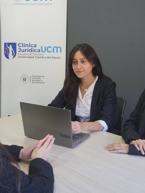 Tres mujeres conversan en un entorno profesional en una clínica jurídica.