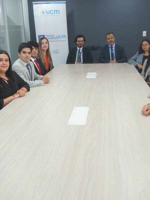 Un grupo de profesionales se reúne en una sala de juntas moderna para una reunión.