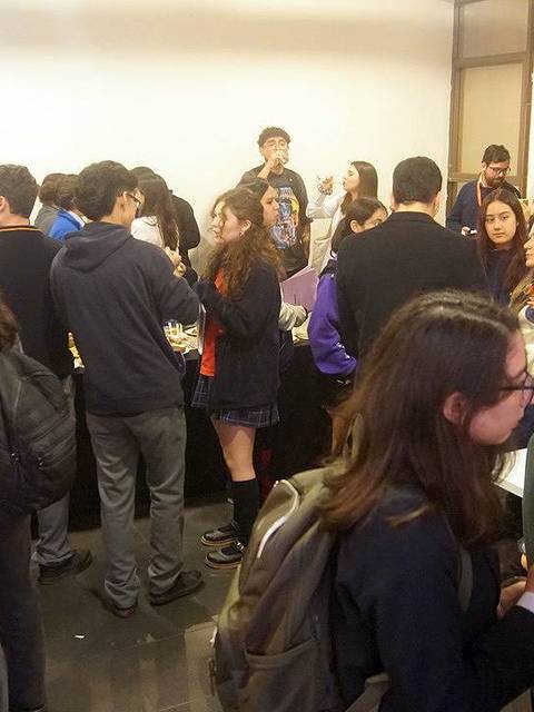 Un grupo de estudiantes conversando en un evento académico.