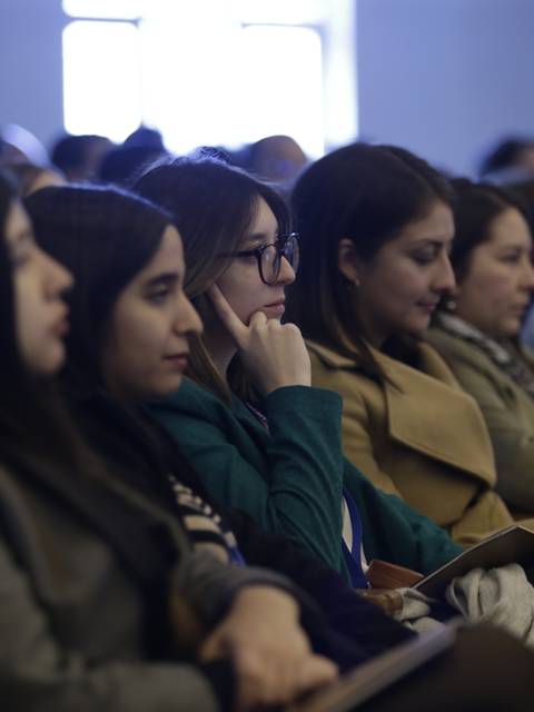 Un grupo de personas escuchando atentamente en un evento.