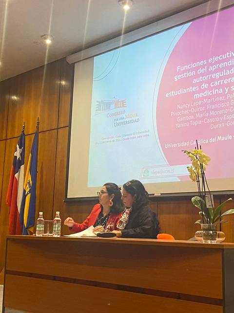 Un presentador está hablando frente a una audiencia en un evento académico sobre funciones ejecutivas en la educación de carreras de medicina y salud.