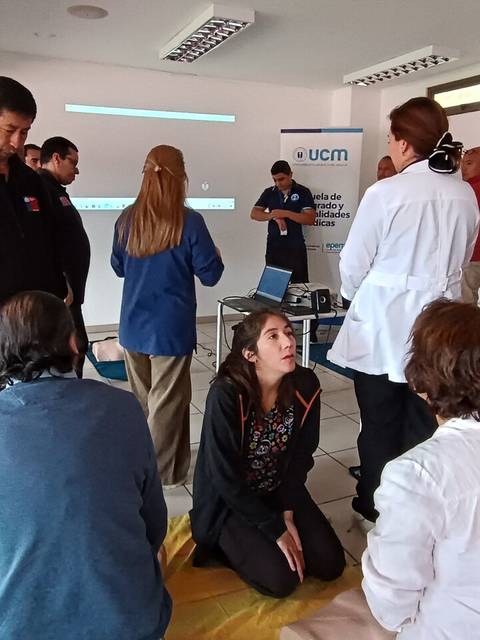 Un grupo de personas participando en una actividad de formación en un salón.