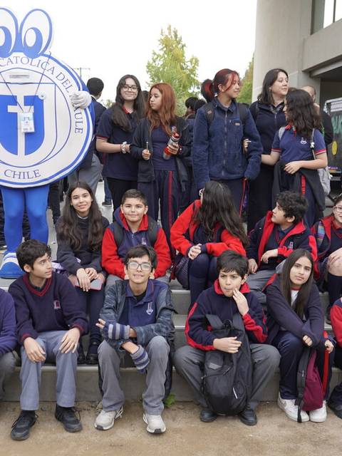 Un grupo de estudiantes posando en escaleras frente a un recinto educativo en Chile.