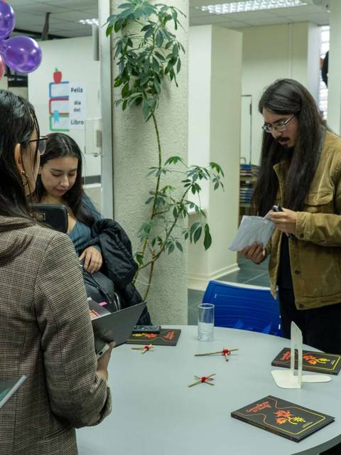 Un grupo de personas se reúne en un ambiente festivo para interactuar y compartir en un evento social.