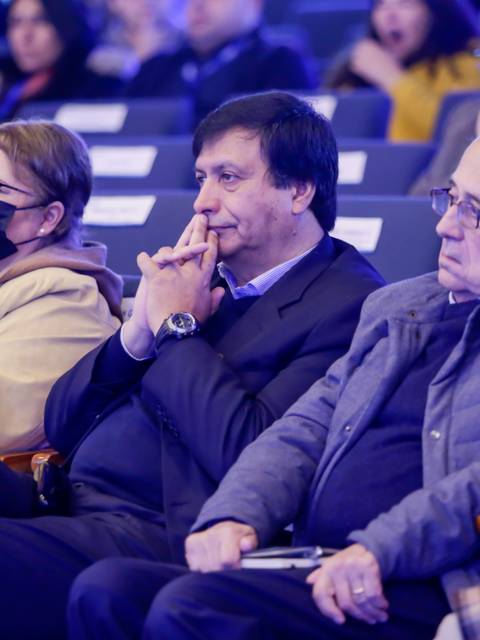 Un grupo de personas sentadas en un auditorio escuchando atentamente.