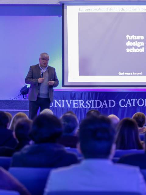 Un conferencista se presenta ante un auditorio en la Universidad Católica del Maule.