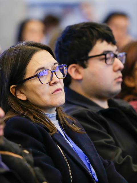 Un grupo de personas escuchando atentamente en un evento.