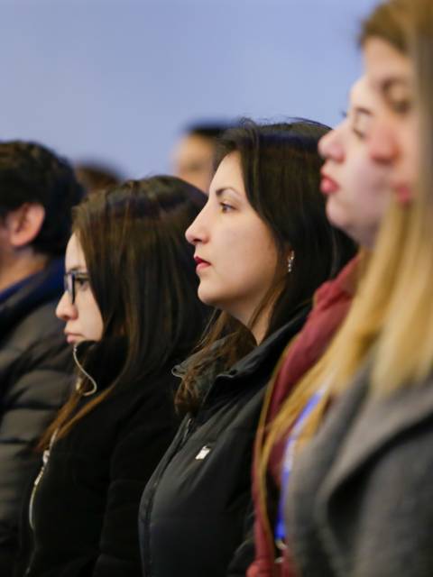 Un grupo de personas observando atentamente en un evento.