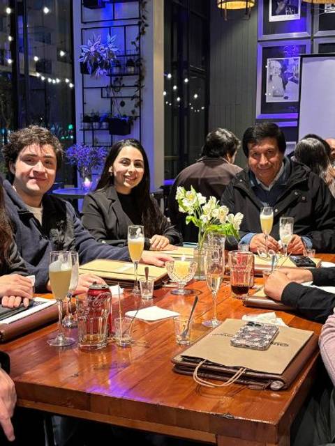 Un grupo de amigos disfrutando en una cena en un restaurante acogedor.