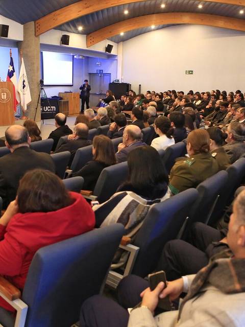 Una conferencia con un gran público sentado en un auditorio.